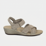 Holly – Elegância Quente em Taupe Suave